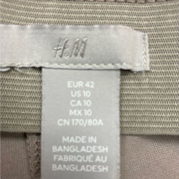 H&M Taupe Trousers w/wider leg at bottom, zip fly, pockets & elastic inside - Picture 8 of 12